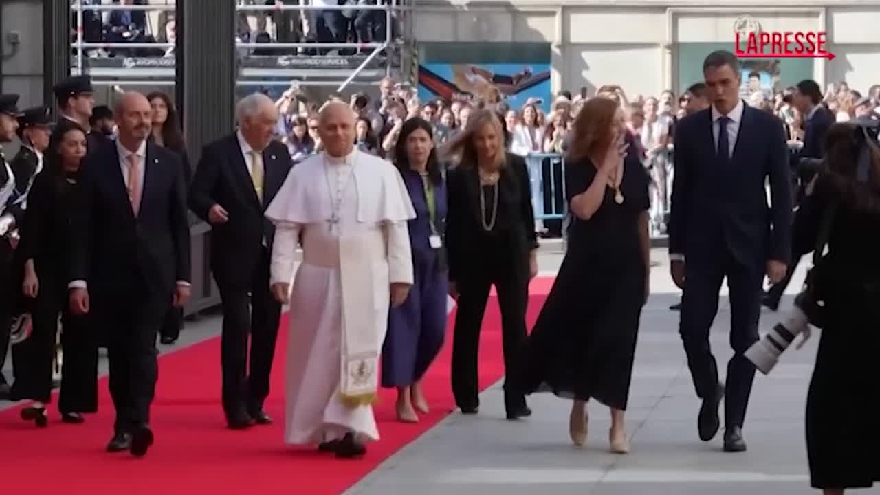 spagna papa leone xiv arriva al parlamento l ovazione della folla da Lapresse.it spagna papa leone xiv arriva al parlamento l ovazione della folla