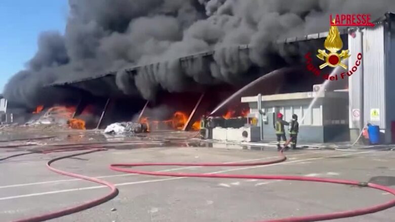 Pisa, in fiamme capannone adibito alla lavorazione di materiale plastico
