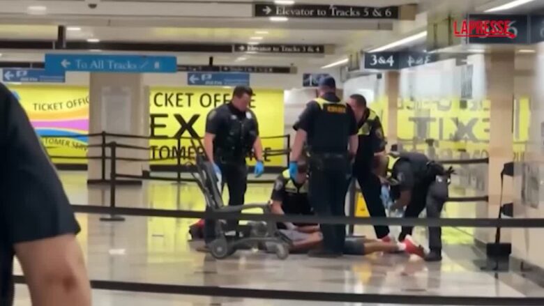 New York, sei accoltellati a Penn Station: l'intervento dei paramedici dopo l'attacco