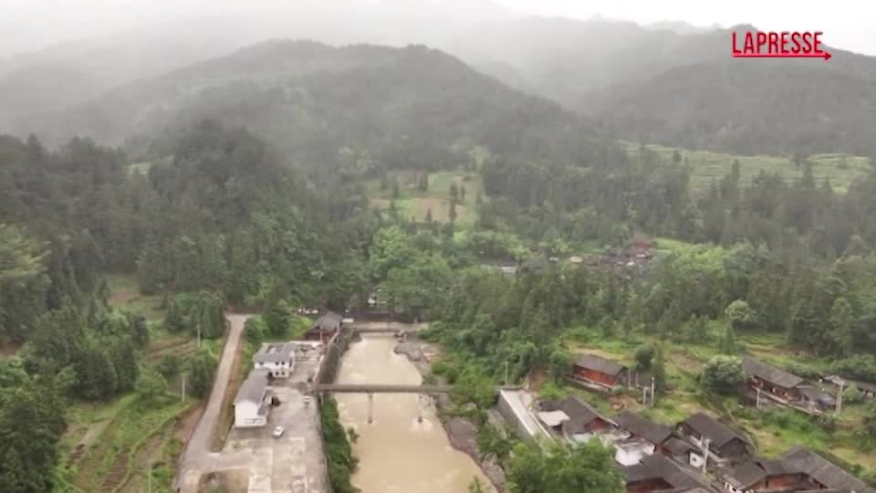 cina pesanti alluvioni nel sud chongqing completamente allagata da Lapresse.it cina pesanti alluvioni nel sud chongqing completamente allagata