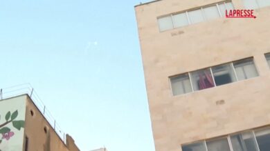 Israele, intercettati missili iraniani: le immagini delle esplosioni sopra Gerusalemme