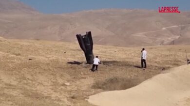 Israele, grosso frammento di missile si conficca a terra in Cisgiordania