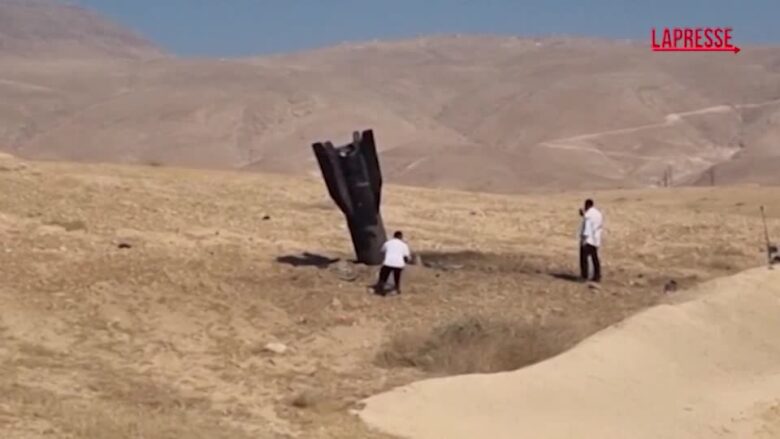 Israele, grosso frammento di missile si conficca a terra in Cisgiordania