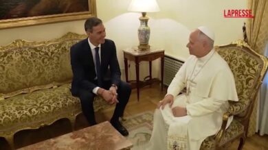 Papa Leone XIV in Spagna, l'incontro con il premier Sanchez che gli dona un bonsai di olivo