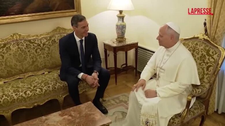 Papa Leone XIV in Spagna, l'incontro con il premier Sanchez che gli dona un bonsai di olivo