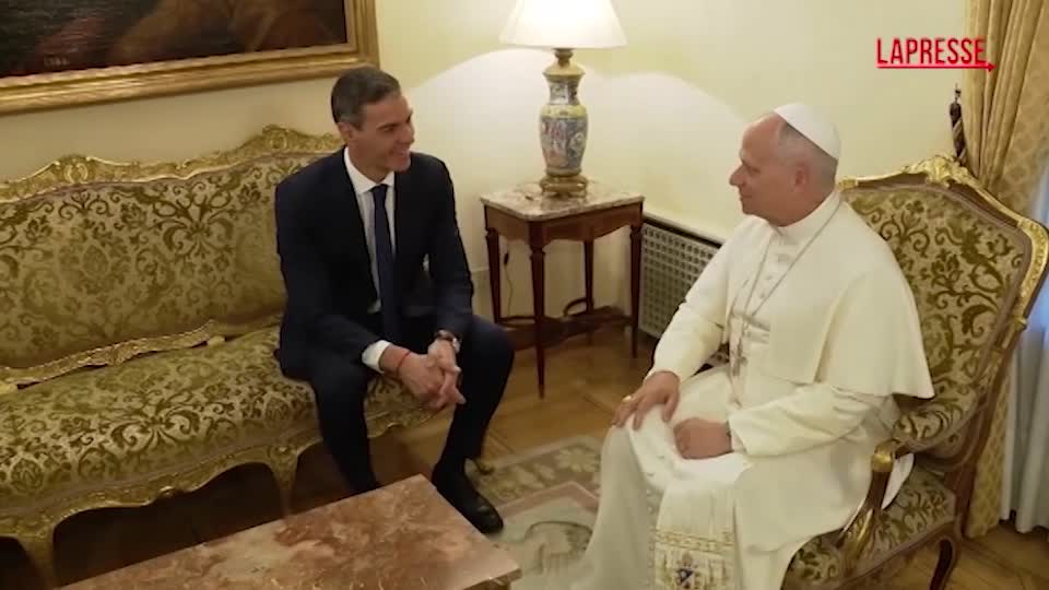 papa leone xiv in spagna l incontro con il premier sanchez che gli dona un bonsai di olivo da Lapresse.it papa leone xiv in spagna l incontro con il premier sanchez che gli dona un bonsai di olivo