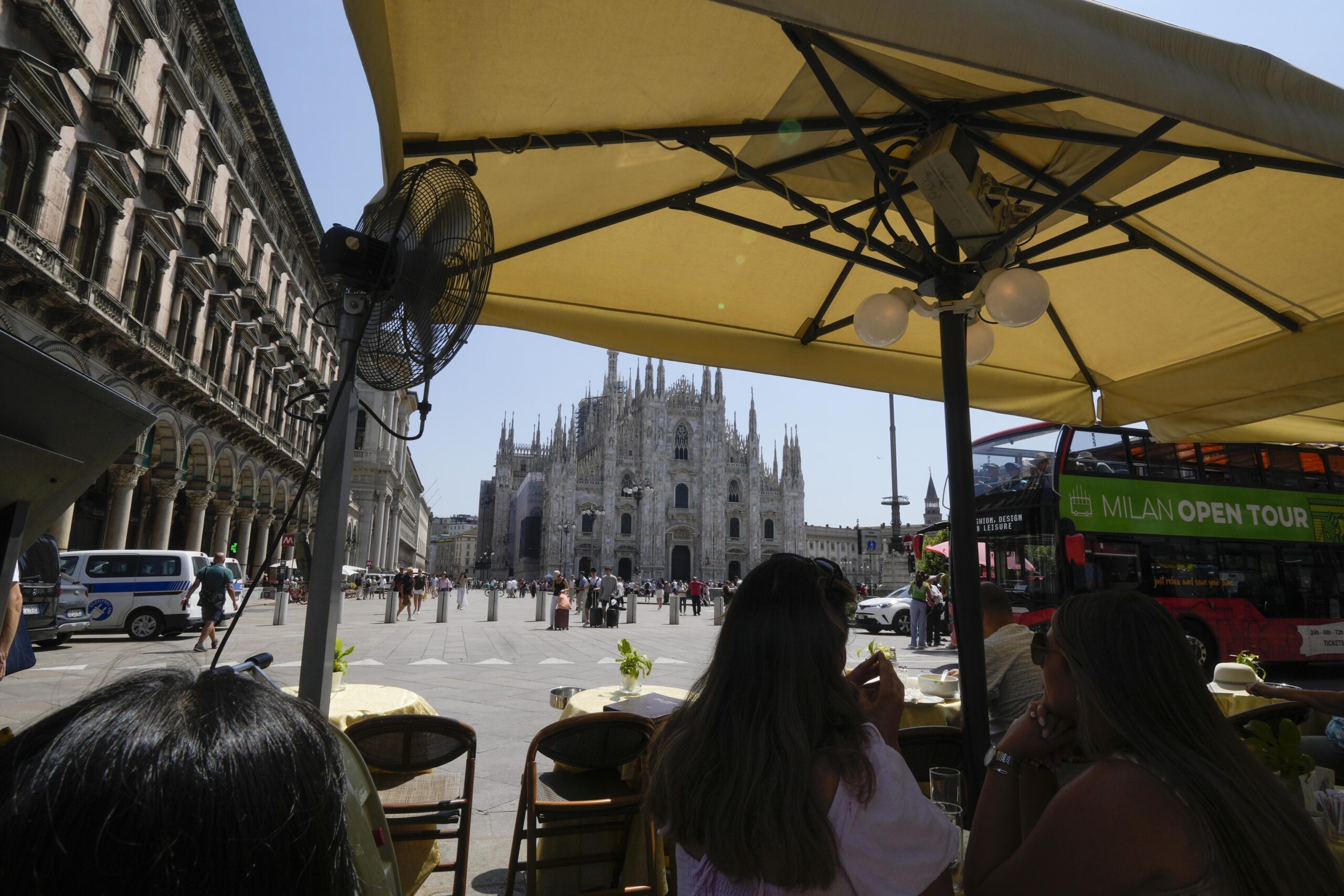 Caporalato a Milano, sfruttamento in ristorante in Duomo: indagata titolare