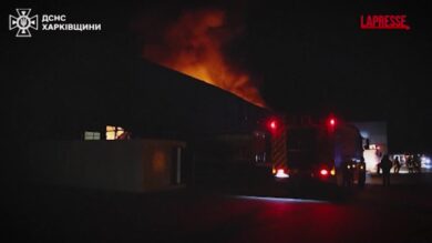 Ucraina, droni russi su Kharkiv: incendio esplode in magazzino