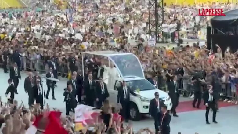 Papa Leone XIV in Spagna, Prevost accolto da 40mila persone allo Stadio olimpico di Barcellona