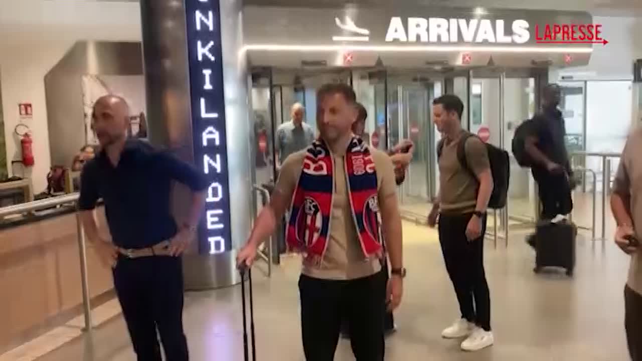 bologna l arrivo in citt224 di domenico tedesco foto e autografi per lui in aeroporto da Lapresse.it bologna l arrivo in citt224 di domenico tedesco foto e autografi per lui in aeroporto