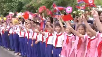 Corea del Nord, Xi Jinping lascia Pyongyang: il saluto al leader cinese tra bandierine e fiori