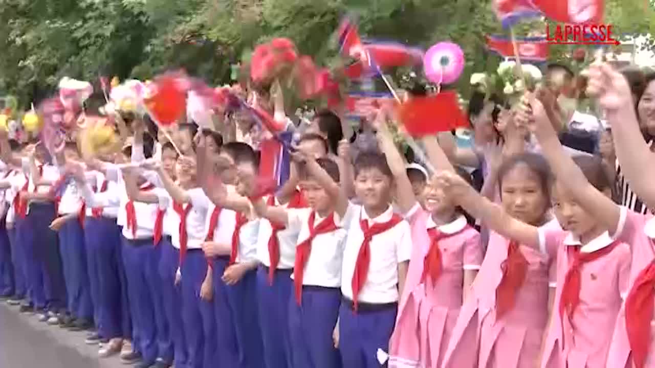 corea del nord xi jinping lascia pyongyang il saluto al leader cinese tra bandierine e fiori da Lapresse.it corea del nord xi jinping lascia pyongyang il saluto al leader cinese tra bandierine e fiori