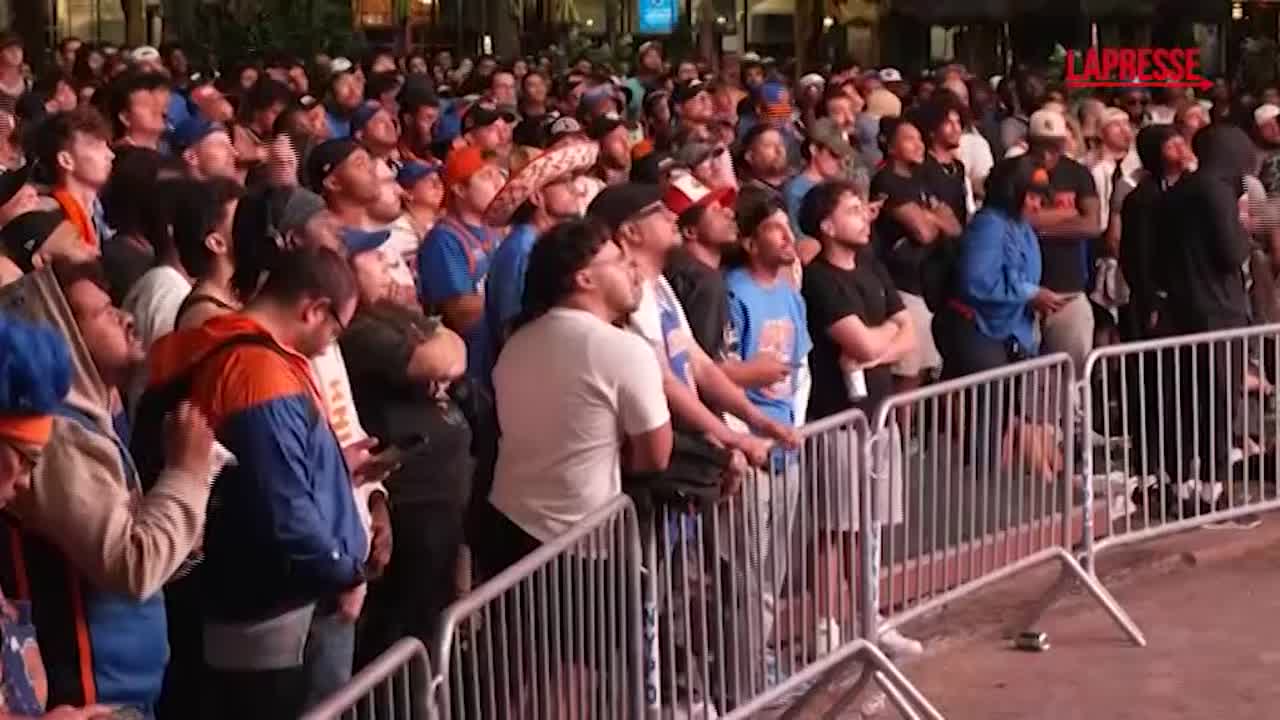 finals nba 2026 tifosi knicks radunati davanti ai maxi schermi a new york per gara 3 delusione dopo il match da Lapresse.it finals nba 2026 tifosi knicks radunati davanti ai maxi schermi a new york per gara 3 delusione dopo il match