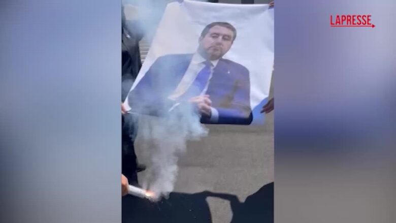 Studenti in piazza a La Sapienza: bruciata l'immagine di Salvini