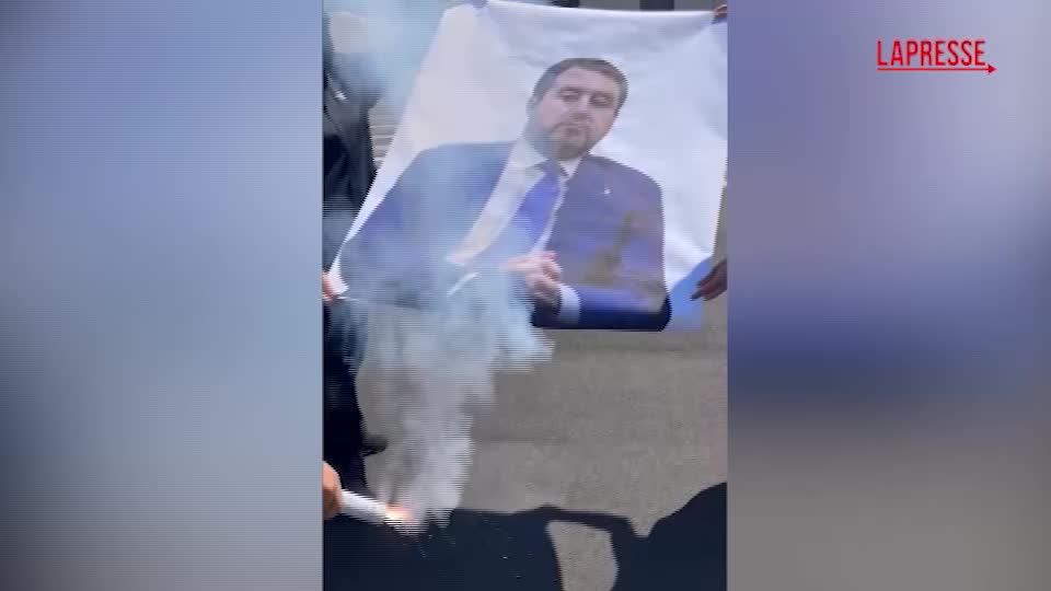 studenti in piazza a la sapienza bruciata l immagine di salvini da Lapresse.it studenti in piazza a la sapienza bruciata l immagine di salvini