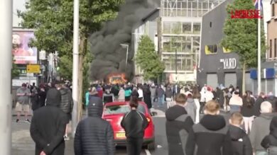 Irlanda del Nord, autobus in fiamme a Belfast durante le proteste anti-migranti