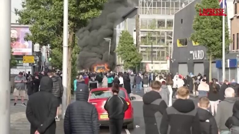 Irlanda del Nord, autobus in fiamme a Belfast durante le proteste anti-migranti