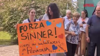 Sinner al San Raffaele, fan si radunano in attesa della sua uscita