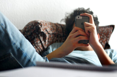 Adolescenti tra social e schermi: tutte le sfide dell’estate per la salute 