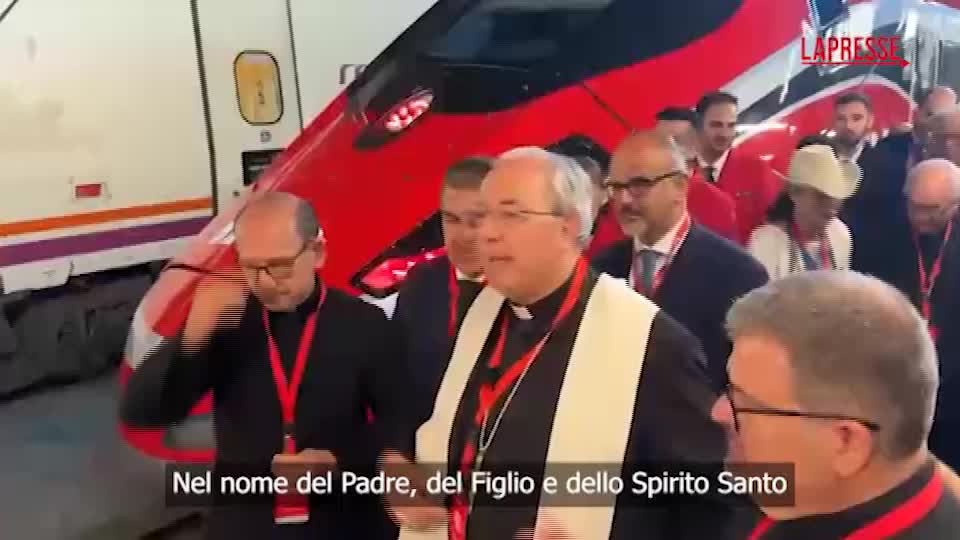 papa leone xiv in spagna la benedizione in italiano e spagnolo del treno che porta i vescovi a barcellona da Lapresse.it papa leone xiv in spagna la benedizione in italiano e spagnolo del treno che porta i vescovi a barcellona