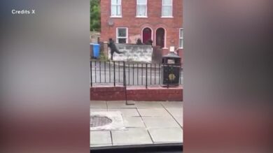 Belfast, proteste anti-migranti: gli assalti dei manifestanti casa per casa