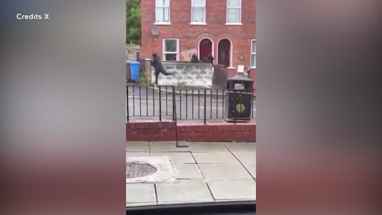 belfast proteste anti migranti gli assalti dei manifestanti casa per casa da Lapresse.it belfast proteste anti migranti gli assalti dei manifestanti casa per casa