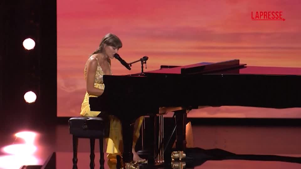 taylor swift si esibisce a sorpresa alla prima mondiale di toy story 5 da Lapresse.it taylor swift si esibisce a sorpresa alla prima mondiale di toy story 5