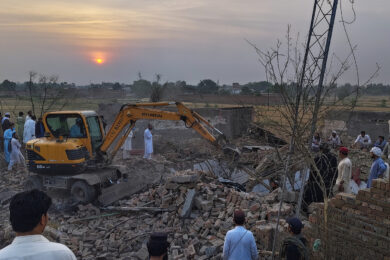 Guerra Afghanistan-Pakistan, talebani: “Almeno 13 morti in attacchi aerei”