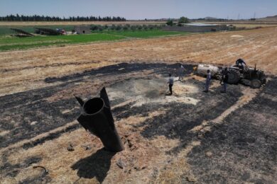 Iran, Trump: “Risposta ferma dopo l’abbattimento del nostro elicottero”. Raid di Teheran in Giordania, Bahrein e Kuwait – La diretta