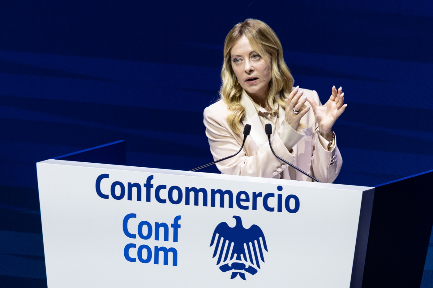 Meloni: “L’Italia non è la Repubblica delle banane”. Poi dice no alla patrimoniale