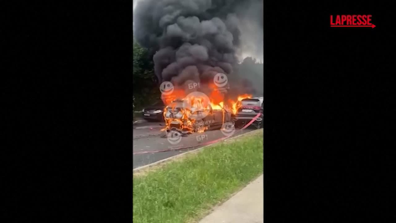 russia auto esplode nella regione di mosca le immagini della vettura in fiamme da Lapresse.it russia auto esplode nella regione di mosca le immagini della vettura in fiamme