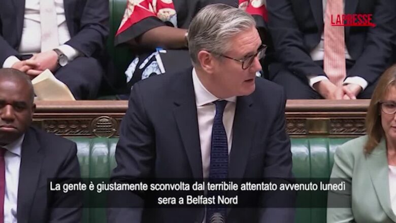 Proteste anti-migranti a Belfast, Starmer: "Atti di violenza e incendi ingiustificati"