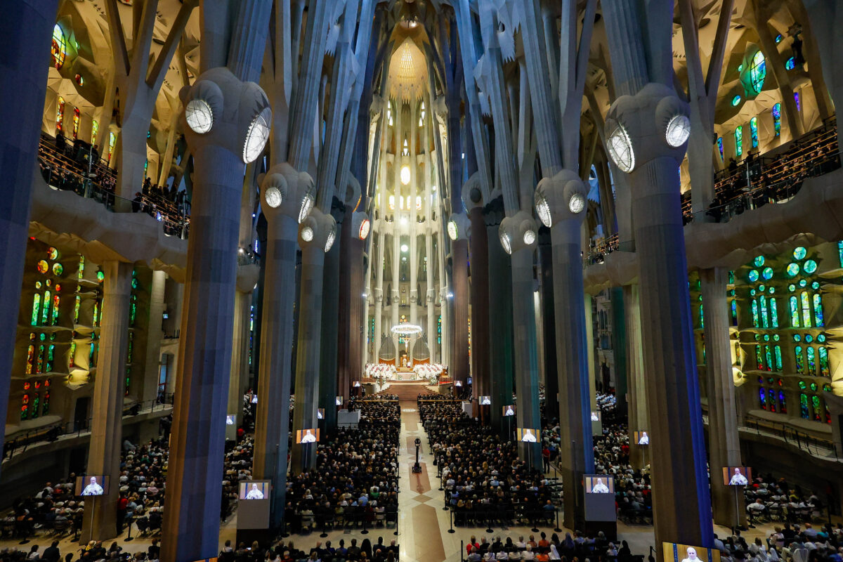 papa leone xiv alla sagrada familia il pontefice inaugura la torre di ges249 e condanna la guerra da Lapresse.it papa leone xiv alla sagrada familia il pontefice inaugura la torre di ges249 e condanna la guerra