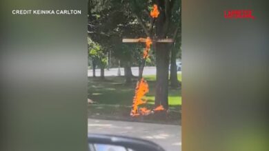 Usa, una croce in fiamme in un parco di Chicago: le immagini