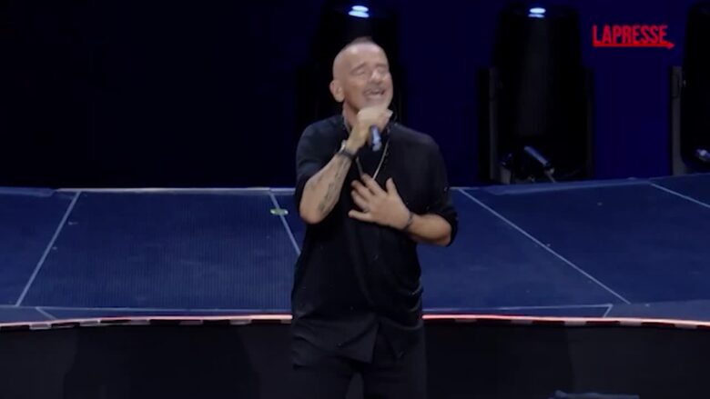 Eros Ramazzotti conquista San Siro, l'esibizione live dell'artista romano