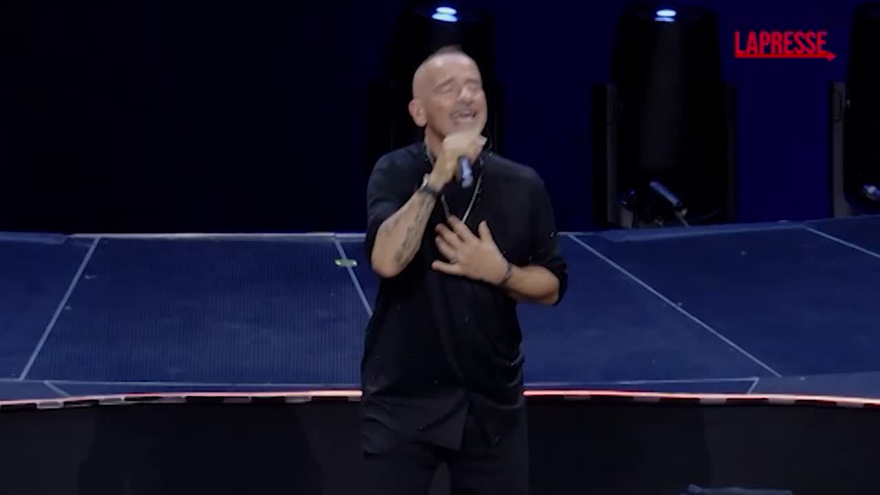 eros ramazzotti conquista san siro l esibizione live dell artista romano da Lapresse.it eros ramazzotti conquista san siro l esibizione live dell artista romano