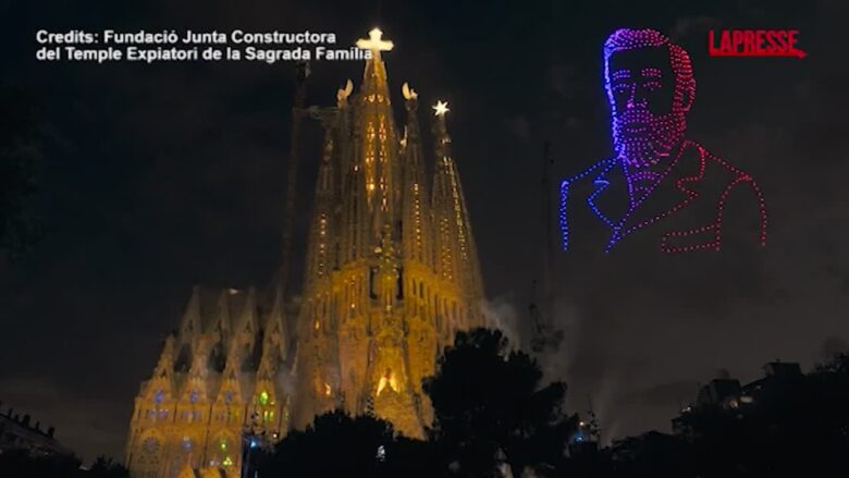 Sagrada Familia, i droni formano il volto di Gaudì nel cielo di Barcellona