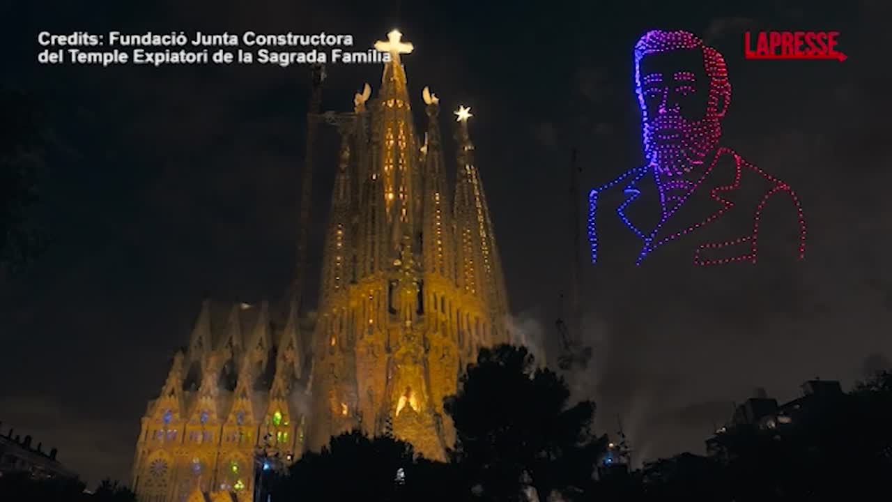 sagrada familia i droni formano il volto di gaud236 nel cielo di barcellona da Lapresse.it sagrada familia i droni formano il volto di gaud236 nel cielo di barcellona