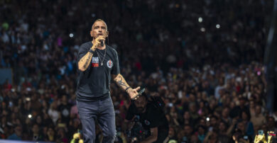 Eros Ramazzotti a San Siro canta la sua storia importante tra pace e speranza