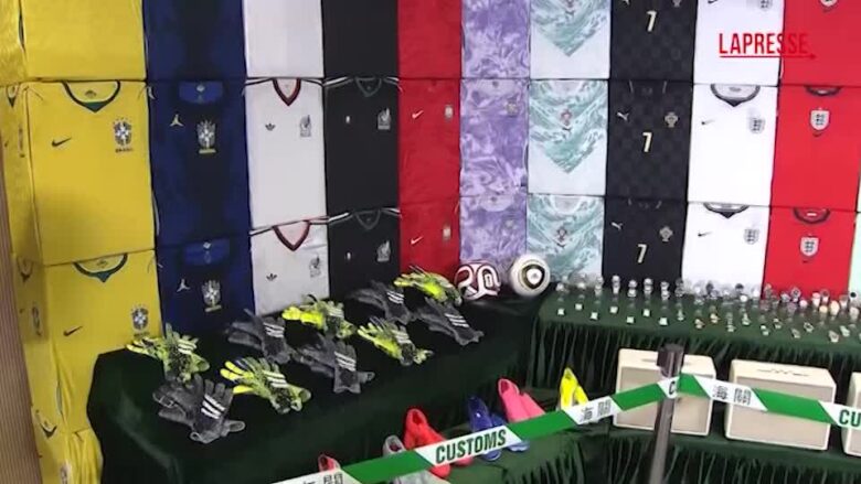 Mondiali 2026, sequestrate a Hong Kong 230mila maglie e gadget falsi della Coppa del Mondo