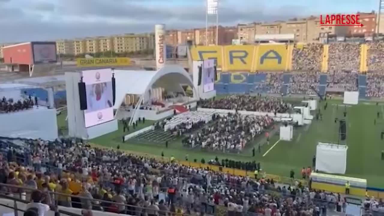 papa leone xiv alle canarie 30mila fedeli intonano cori da stadio per prevost da Lapresse.it papa leone xiv alle canarie 30mila fedeli intonano cori da stadio per prevost
