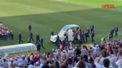 Papa Leone XIV allo stadio di Gran Canaria, ad attenderlo oltre 30mila persone