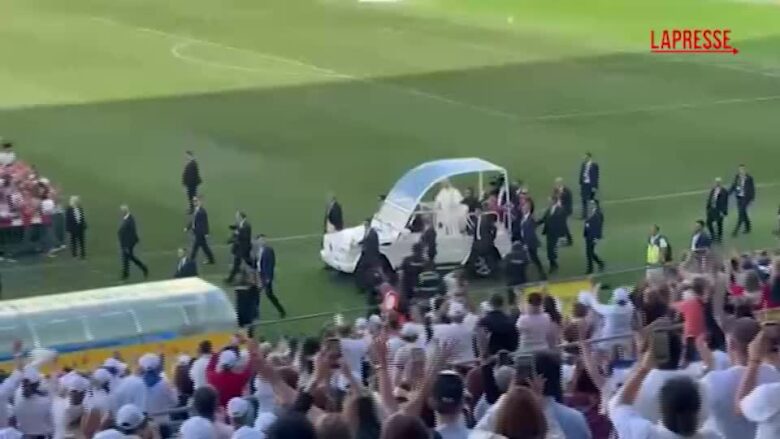 Papa Leone XIV allo stadio di Gran Canaria, ad attenderlo oltre 30mila persone