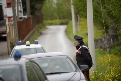 Milano, uccide il padre e gli dà fuoco a Cinisello Balsamo: l’uomo già accusato di omicidio in passato