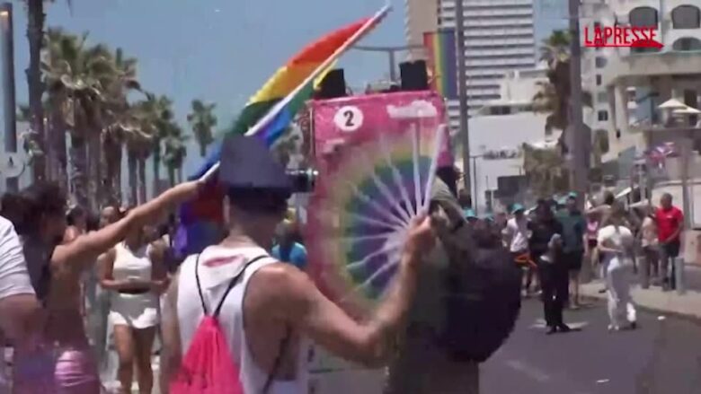 Israele, in migliaia a Tel Aviv per il Pride: una folla colorata attraversa la città