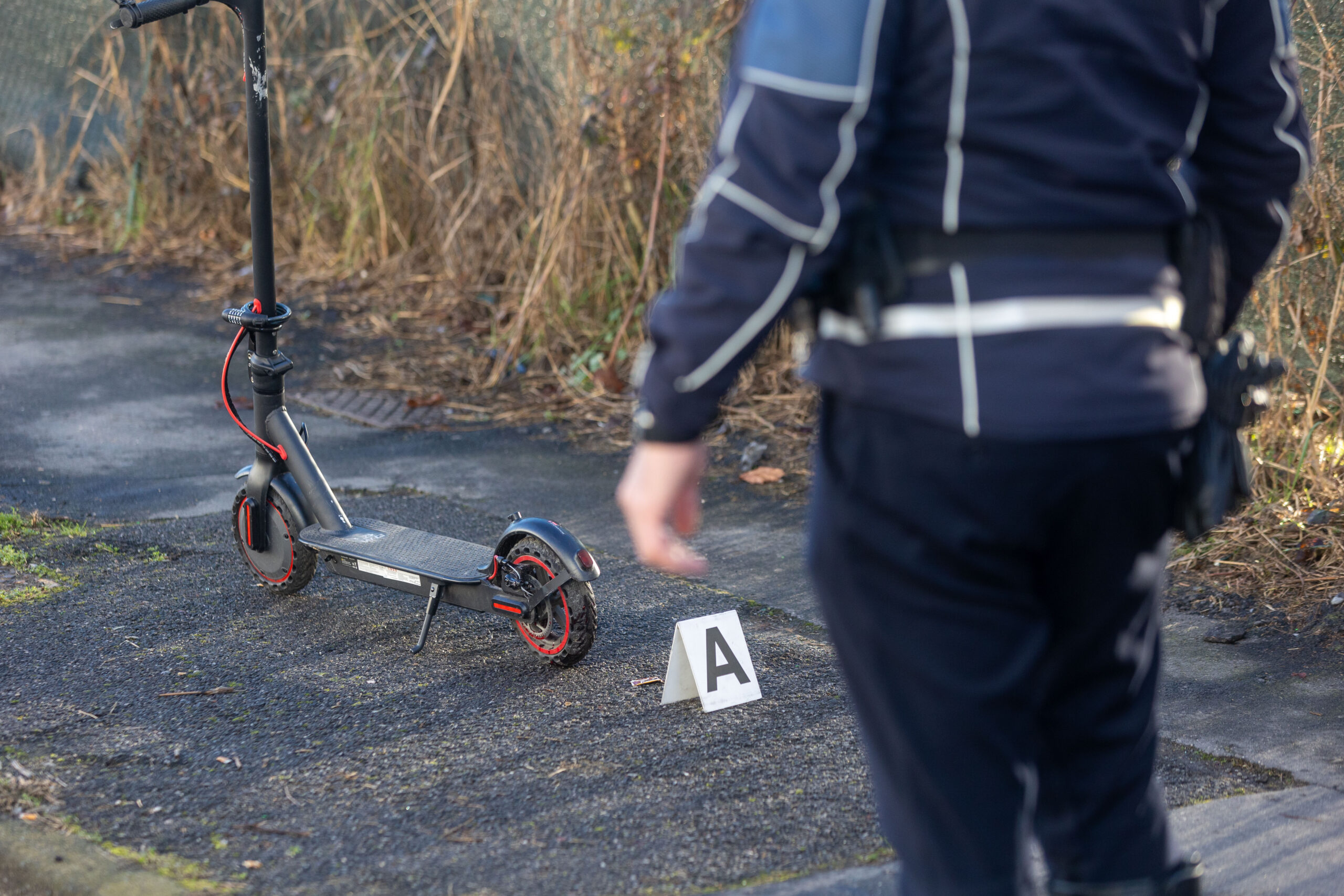 In due sul monopattino contro un’auto a Milano: morto il passeggero di 19 anni