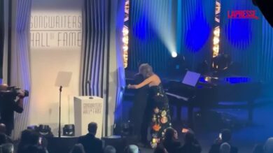 Taylor Swift entra nella Songwriters Hall of Fame: le lacrime e il ringraziamento alla famiglia