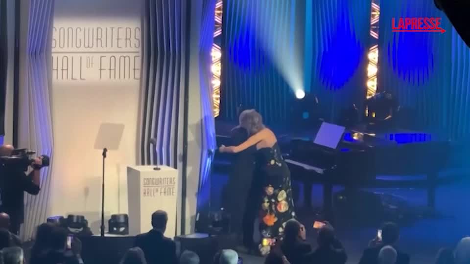 taylor swift entra nella songwriters hall of fame le lacrime e il ringraziamento alla famiglia da Lapresse.it taylor swift entra nella songwriters hall of fame le lacrime e il ringraziamento alla famiglia