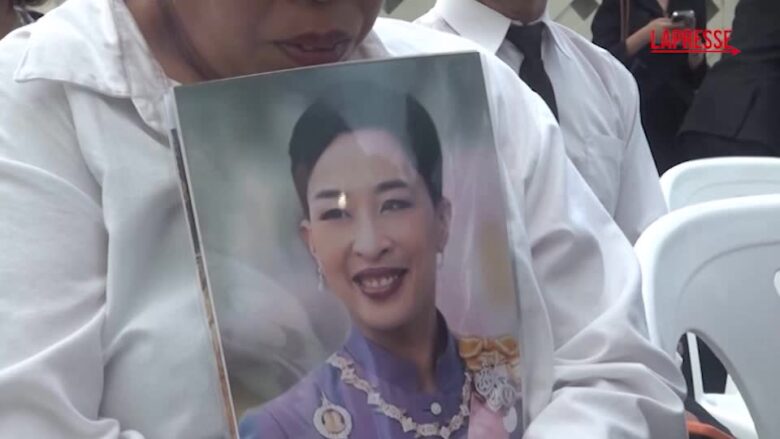 Thailandia, la principessa Bajrakitiyabha è morta a 47 anni: la veglia fuori dall'ospedale