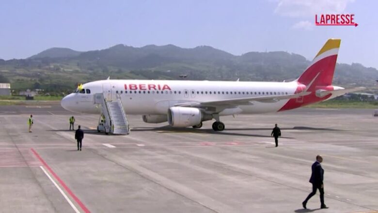 Papa Leone XIV scende dall'aereo con re Felipe, decollo da Tenerife sospeso per problema tecnico